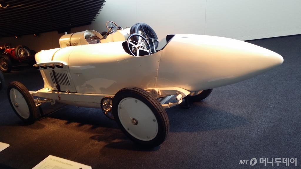 포르쉐 박사가 1939년 디자인한 메르세데스-벤츠의 T80. V형 12기통 항공기 엔진을 사용해 최고 시속 600km를 내지만 2차대전 발발로 완성되진 못했다./사진=양영권 기자