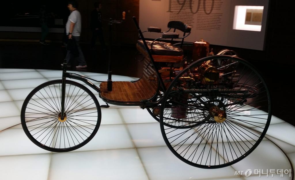 다임러가 1885년 빌헬름 마이바흐와 함께 개발한 엔진. '괘종시계(Grandfather's Clock)이라는 이름이 붙었다. /사진=양영권 기자