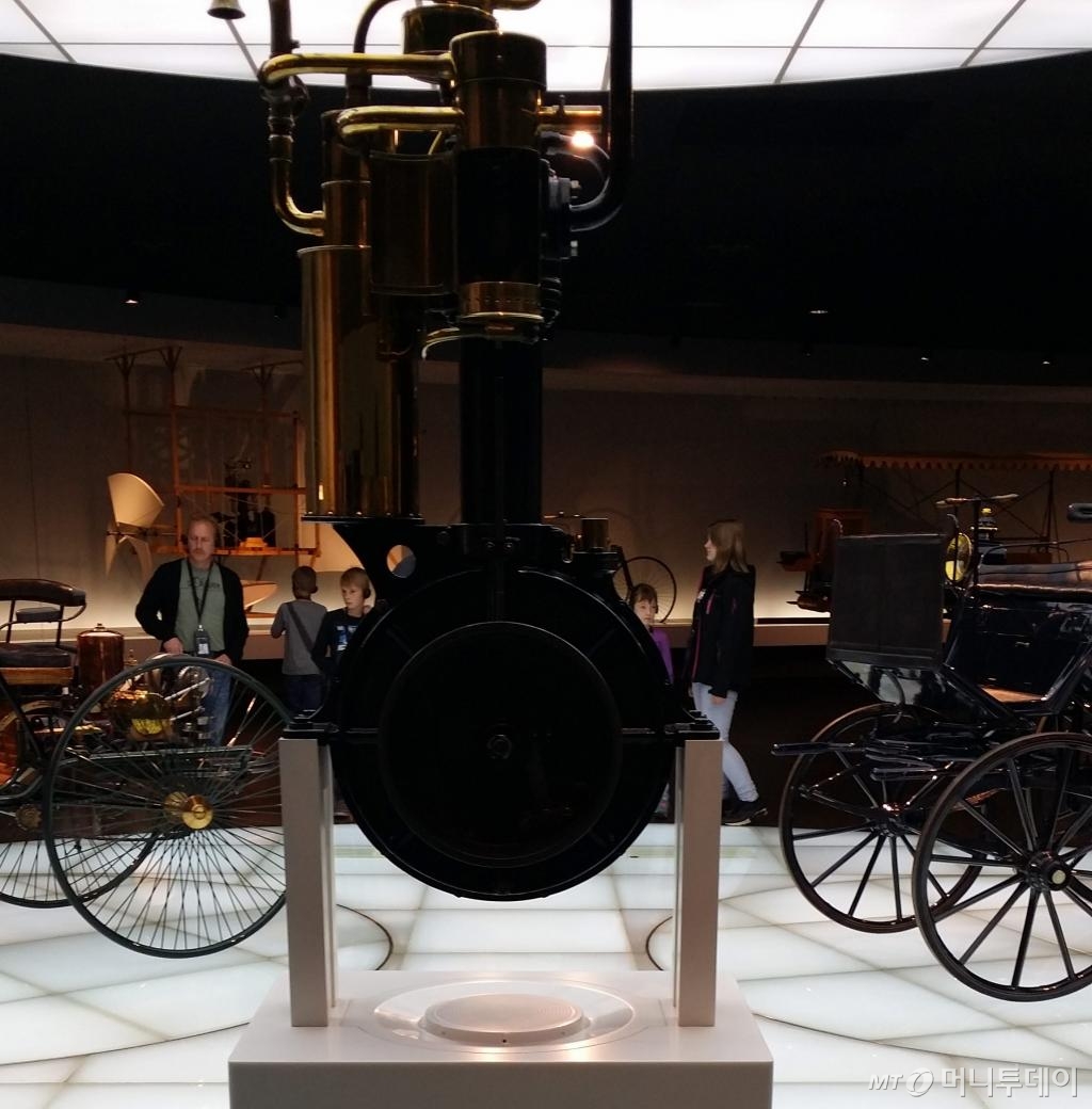 다임러가 1886년 내놓은 최초의 4륜 자동차. 1.1마력에 시속 18km의 속력을 냈다. /사진=양영권 기자