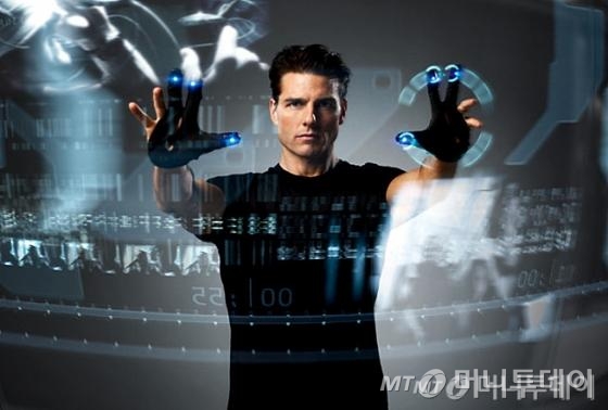 허공에 손을 움직이는 것만으로 컨트롤이 가능한 시대가 열렸다./사진=영화 '마이너리티리포트' 스틸컷.