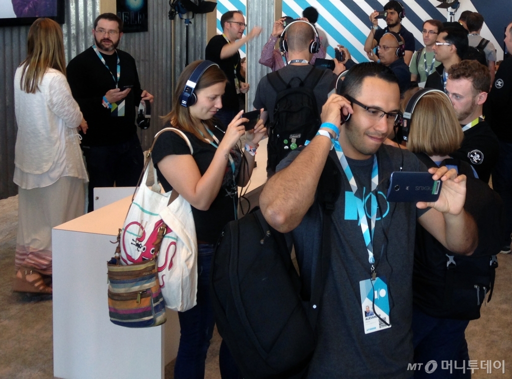 미래 영화관의 모습? '구글 스포트라이트 스토리'를 통해 영화 '헬프'를 보고 있는 관람객들. 이 영화를 볼 때는 주위에 있는 사람과 부딪히지 않도록 조심해야 한다. 상하좌우로 몸을 움직이며 영화를 관람하다가 충돌이 일어나는 경우가 간혹있다.