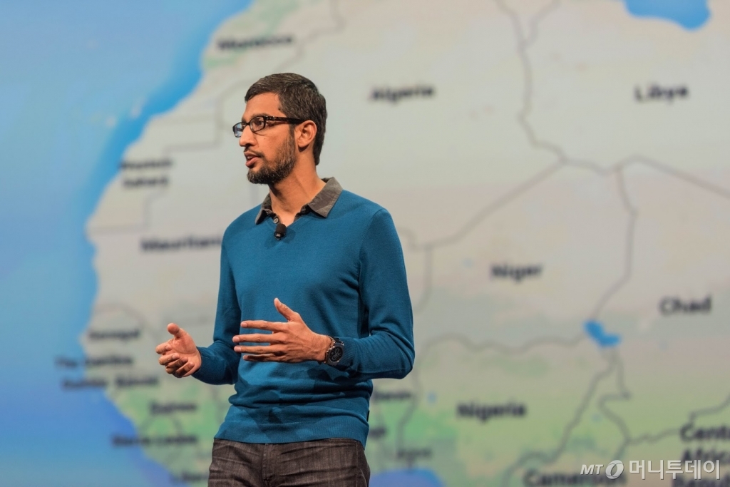 세계 지도 앞에서 기조연설을 하고 있는 선다 피차이 구글 제품 총괄 수석 부사장/사진제공=구글