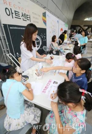 배우 이광기가 30일 서울 동대문디자인플라자에서 열린 '공유서울 박람회 & 머니투데이 u클린 콘서트'에서 사회를 보고 있다./사진=이동훈 기자