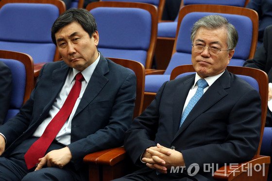 새정치민주연합 문재인 대표와 이종걸 원내대표가 1일 오후 서울 여의도 국회에서 열린 당무위원, 국회의원 연석회의에서 김상곤 혁신위원장의 인사말을 경청하고 있다.2015.6.1/뉴스1