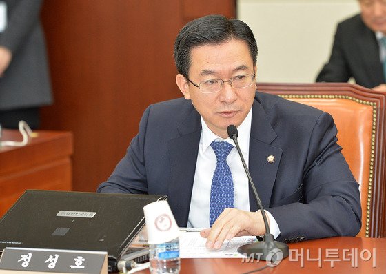 (서울=뉴스1) 박세연 기자 = 세월호 특위 야당 간사인 김현미 의원이 11일 오전 여의도 국회 정론관에 세월호 청문회 증인 협상관련 브리핑을 하고 있다. 2014.8.11/뉴스1
