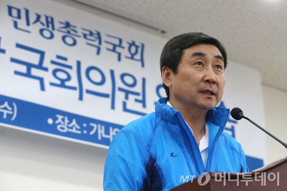새정치민주연합 이종걸 원내대표가 2일 오후 경기 양평군 지평면 옥헌리 가나안농군학교에서 열린 새정치민주연합 국회의원 워크숍 입교식에서 인사말을 하고 있다.2015.6.2/뉴스1  <저작권자 © 뉴스1코리아, 무단전재 및 재배포 금지>