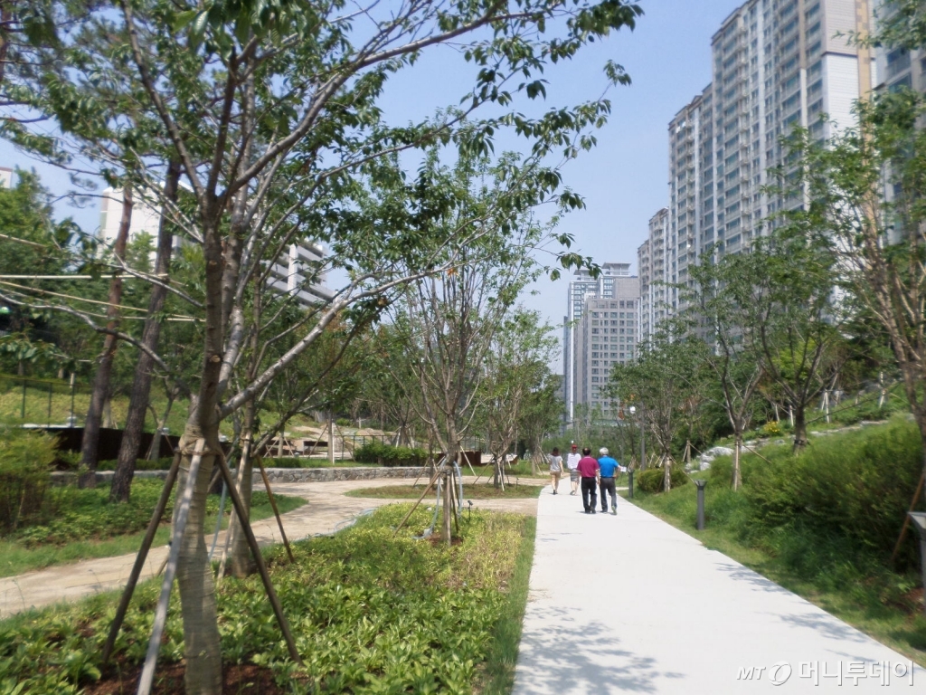 효창공원역에서 공덕역 방면으로 가는 경의선 숲길 공원 전경./사진=진경진 기자