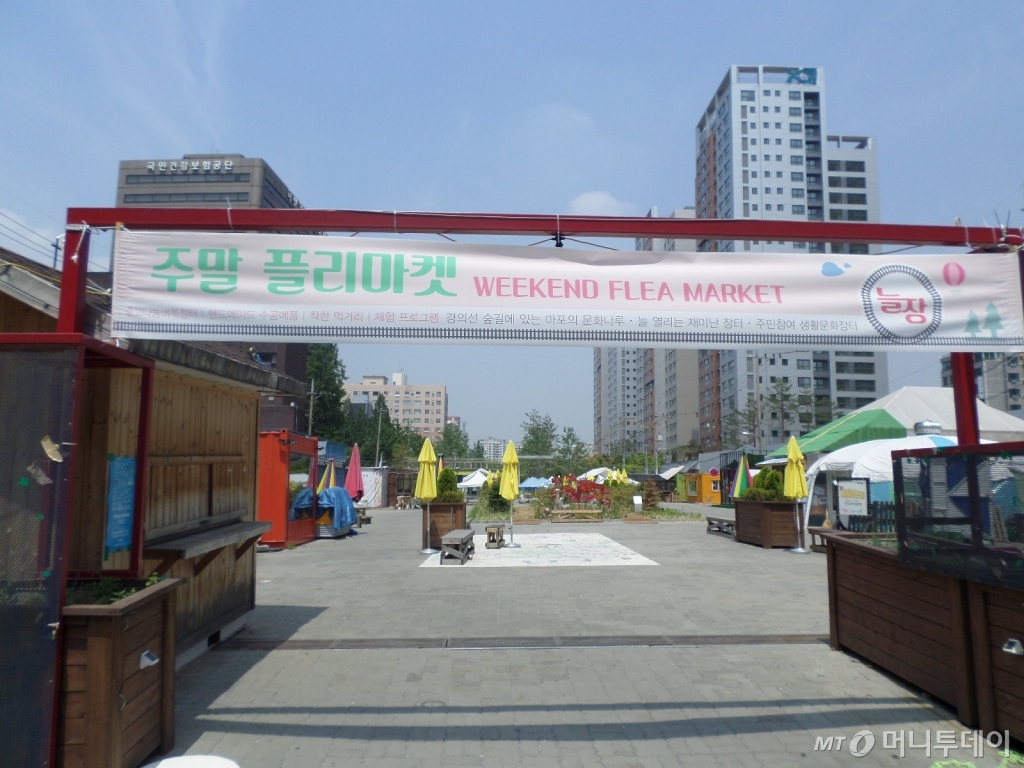 서울지하철 5.6호선 공덕역 1번 출구 인근의 경의선 숲길 공원 전경. 주말에는 프리마켓인 늘장이 열린다./사진=진경진 기자