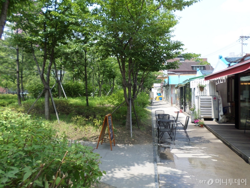 공덕역에서 서강대역으로 이어지는 경의선 숲길 공원 옆 카페/사진=진경진 기자