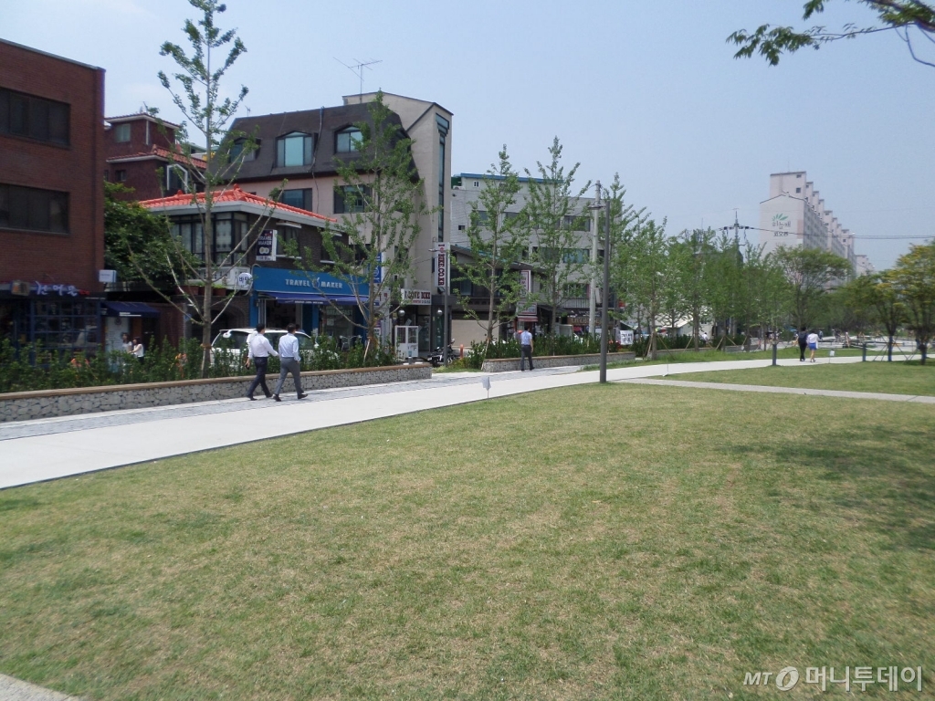 홍대입구역 3번출구 인근의 경의선숲길 공원./사진=진경진 기자