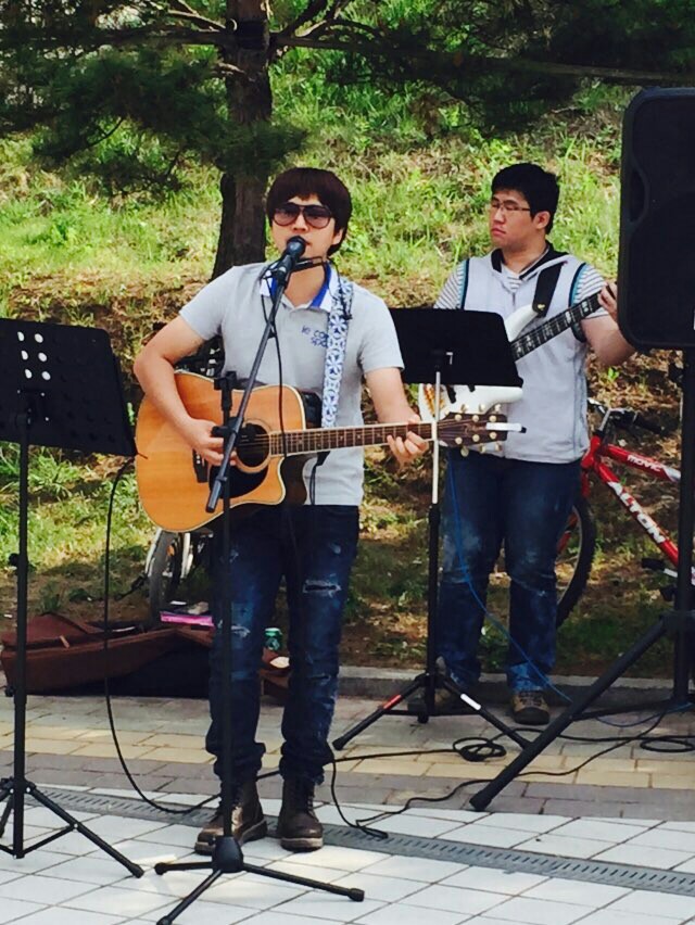 윤 점장은 주말과 퇴근 시간을 이용해 공연장을 찾아 노래를 부른다./사진제공=윤성구 CJ대한통운 파주 문산대리점 점장