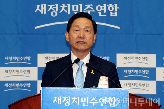 새정치민주연합 김상곤 혁신위원장이 1일 오후 서울 여의도 국회에서 열린 당무위원, 국회의원 연석회의에서 인사말을 하고 있다.2015.6.1/뉴스1