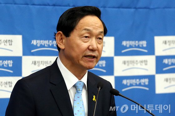 새정치민주연합 김상곤 혁신위원장이 1일 오후 서울 여의도 국회에서 열린 당무위원, 국회의원 연석회의에서 인사말을 하고 있다.2015.6.1/뉴스1  <저작권자 © 뉴스1코리아, 무단전재 및 재배포 금지>