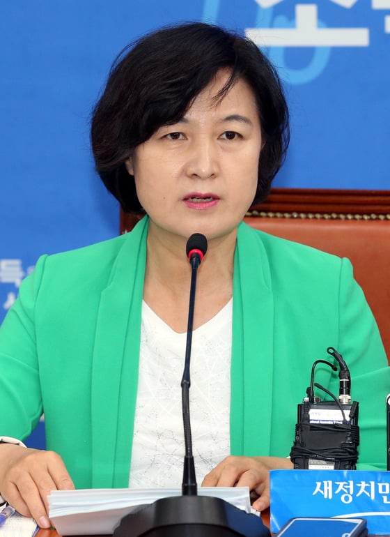 새정치민주연합 메르스 비상대책특위 위원장인 추미애 의원이 4일 오전 서울 여의도 국회에서 열린 정책조정회의에서 메르스(MERS·중동호흡기증후군) 사태 관련 발언을 하고 있다.2015.6.4/사진=뉴스1