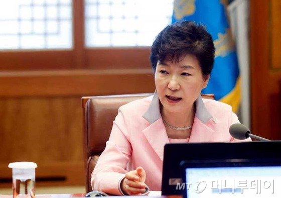 박근혜 대통령이 1일 오전 청와대에서 열린 수석비서관회의에 참석해 모두발언을 하고 있다. (청와대) 2015.6.1/뉴스1