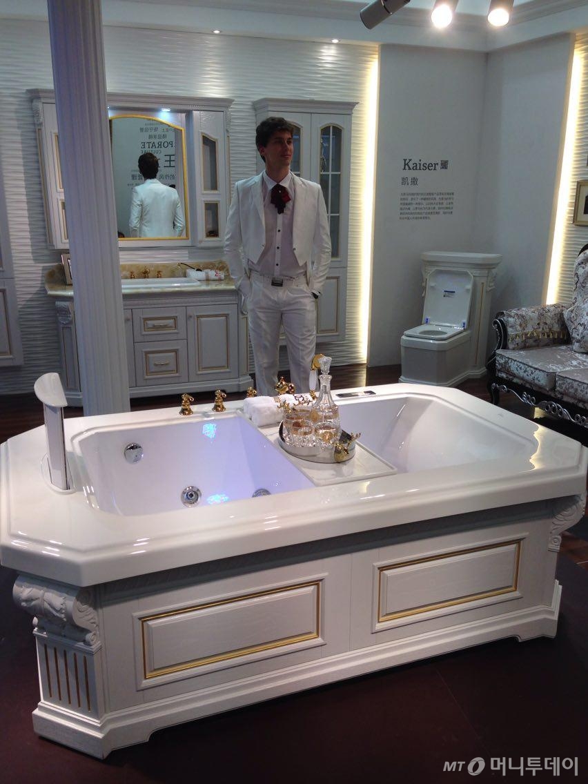 4일 중국 상하이에서 열리고 있는 '2015 상하이 국제주방욕실박람회'의 지멘스 부스에서 3D영상을 활용한 주방 인테리어 시뮬레이션에 한 중국인이 체험하고 있다.