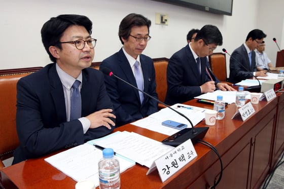 강원택 서울대 정치외교학부 교수가 4일 오후 서울 여의도 국회에서 열린 정기채혁 특별위원회 전체회의 정당,정치자금법 개정방향에 관한 공청회에 진술인으로 참석해 발언하고 있다.2015.6.4/사진=뉴스1