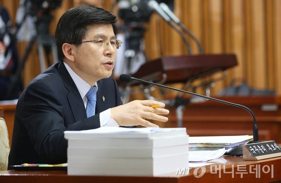 황교안 국무총리 후보자가 8일 서울 여의도 국회에서 열린 인사청문회에서 의원들의 질의에 답하고 있다. 2015.6.8/뉴스1 <저작권자 © 뉴스1코리아, 무단전재 및 재배포 금지>