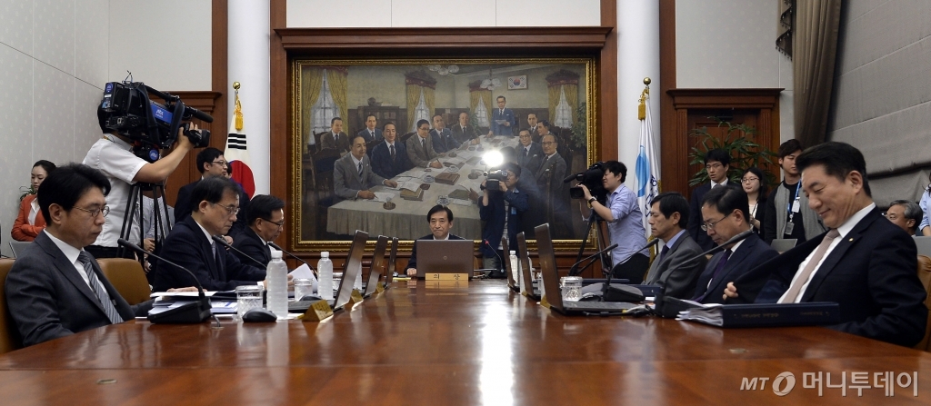 지난 5월 금융통화위원회에서 이주열 총재가 회의를 주재하고 있다. /사진제공=뉴스1