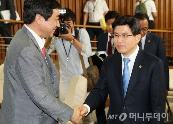 황교안 국무총리 후보자가 9일 서울 여의도 국회에서 열린 인사청문회에서 오전 회의를 마치고 정회가 선포된 뒤 청문회장을 찾은 이종걸 새정치민주연합 원내대표와 악수를 나누고 있다. 황 후보자와 이 원내대표는 경기고 72회 동기로 '40년 지기'다. 2015.6.9/뉴스1