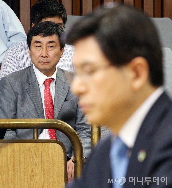 황교안 국무총리 후보자 인사청문회가 여야의 자료제출 이견으로 파행 우려가 제기되는 가운데 이종걸 새정치민주연합 원내대표가 9일 서울 여의도 국회에서 열린 인사청문회에서 방청석에 앉아 황 후보자를 바라보며 생각에 잠겨 있다. 두 사람은 경기고 72회 동기로 '40년 지기'다. 2015.6.9/뉴스1