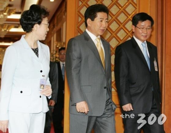 2006년 청와대 민정수석 시절. 당시 한명숙 총리와 노무현 대통령의 모습. /사진=전해철 의원실