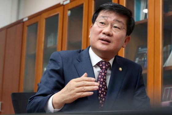 법사위 여야 간사인 새누리당 홍일표(오른쪽), 새정치민주연합 전해철 의원이 지난 3월 서울 여의도 국회에서 열린 법제사법위원회 전체회의에서 김영란법과 관련해 논의하고 있다. 2015.3.3/사진=뉴스1