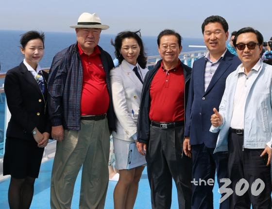 국회 농림축산식품해양수산위원회 소속 김우남, 이종배, 신정훈, 경대수 의원(왼쪽부터)과 크루즈 여직원/ 사진제공=이종배 의원실