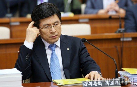 9일 오후 서울 여의도 국회에서 열린 황교안 국무총리 후보자 인사청문회가 자료제출과 열람 방식을 둘러싼 여야의 기싸움으로 파행을 빚고 있는 가운데 황 후보자가 텅 빈 청문회장에서 머리를 끄적이며 생각에 잠겨 있다. 2015.6.9/뉴스1 <저작권자 © 뉴스1코리아, 무단전재 및 재배포 금지>