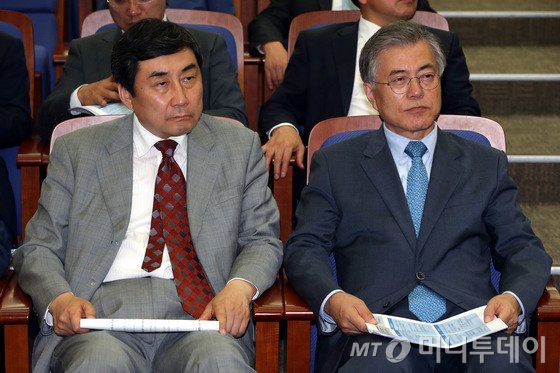 새정치민주연합 문재인 대표와 이종걸 원내대표가 12일 오전 서울 여의도 국회에서 열린 의원총회에서 나란히 앉아 인사청문특위 야당 간사인 우원식 의원의 황교안 총리 후보자 관련 발언을 듣고 잇다.2015.6.12/뉴스1 <저작권자 © 뉴스1코리아, 무단전재 및 재배포 금지>
