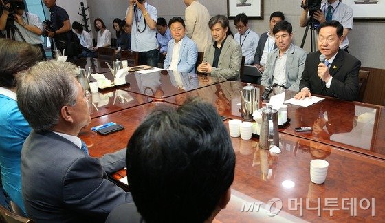 새정치민주연합 김상곤 혁신위원장이 15일 오전 서울 여의도 의원회관에서 열린 최고위원회-당권재민 혁신위원 첫 상견례에서 모두발언을 하고 있다. 2015.6.15/뉴스1 <저작권자 © 뉴스1코리아, 무단전재 및 재배포 금지>