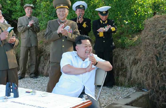 김정은 북한 노동당 제1비서가 조선인민군 해군부대들에 실전배치되는 신형 반함선로케트 발사훈련을 참관했다고 노동신문이 15일 보도했다. 훈련을 참관한 김 위원장은 "통쾌하게 들어맞았다, 멋있다, 목표식별능력이 대단히 높다"고 커다란 만족을 표시했다고 노동신문은 전했다./사진=노동신문