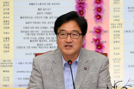 새정치민주연합 을지로위원회 출범 2년을 맞은 지난 5월11일 서울 여의도 국회에서 열린 기자간담회에서 우원식 위원장이 소회를 밝히고 있다./사진=뉴스1제공