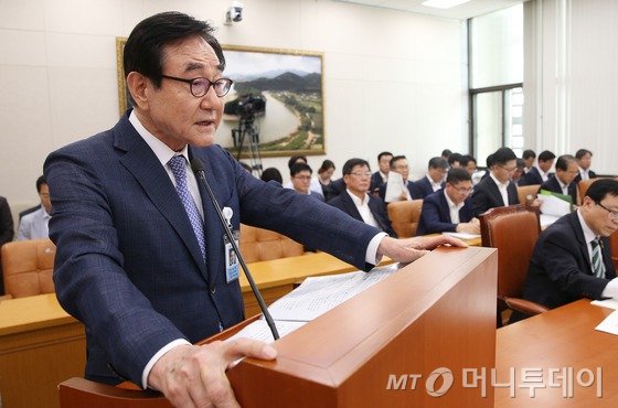 현명관 한국마사회장이 16일 서울 여의도 국회에서 열린 농림축산식품해양수산위원회 전체회의에 출석해 현안보고를 하고 있다./사진=뉴스1