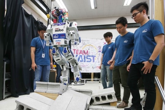 팀카이스트가 로봇 휴보를 시연해보이고 있다/사진=KAIST