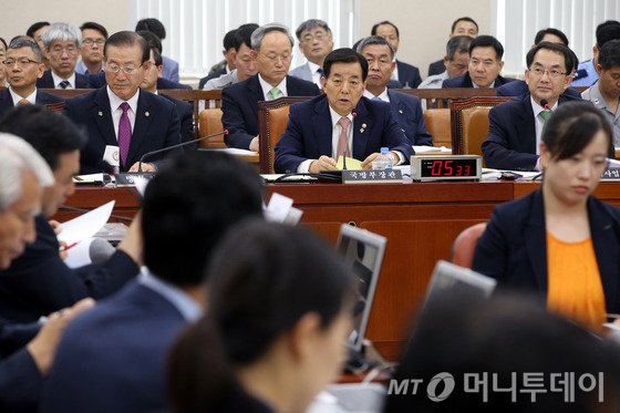 한민구 국방부장관이 16일 오후 서울 여의도 국회에서 열린 국방위원회 전체회의에 출석해 의원들의 질의에 답하고 있다. /사진=뉴스1