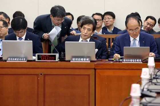 이주열 한국은행 총재가 17일 오전 서울 여의도 국회에서 열린 기획재정위원회 전체회의에 출석해 관련 직원과 대화하고 있다/사진=뉴스1