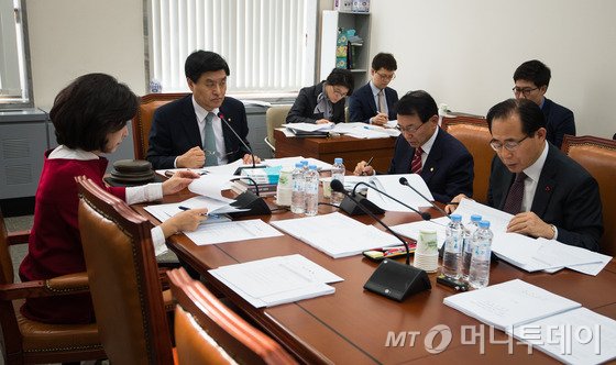 심윤조 국회 외교통일위원회 법안심사소위원장이 6일 서울 여의도 국회에서 열린 외통위 법안심사소위원회 회의를 주재하고 있다. 2015.1.6/뉴스1  <저작권자 © 뉴스1코리아, 무단전재 및 재배포 금지>