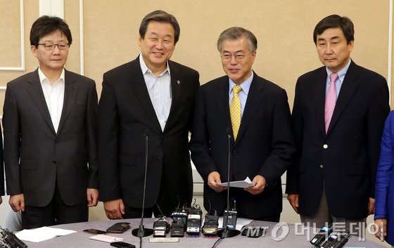 김무성 새누리당 대표와 문재인 새정치민주연합 대표 등 여야 지도부가 중동호흡기증후군(메르스·MERS) 감염 확산 사태에 대한 정치권의 공동 대응을 논의하기 위해 7일 오전 서울 여의도 국회 귀빈식당에서 회동을 갖고 있다. 왼쪽부터 새누리당 유승민 원내대표, 김 대표, 문 대표, 새정치민주연합 이종걸 원내대표.2015.6.7/뉴스1  <저작권자 © 뉴스1코리아, 무단전재 및 재배포 금지>