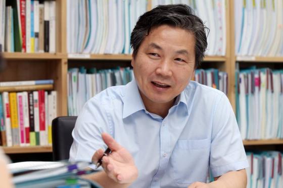 홍종학 새정치연합 의원이 18일 머니투데이 더300(the300)과 인터뷰하는 모습. /사진=머니투데이