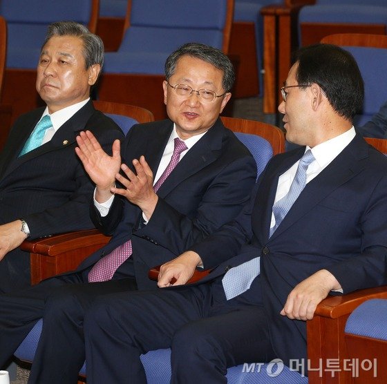 지난달 26일 서울 여의도 국회에서 열린 새누리당 국회 상임위원장 선출 의원총회에서 예산결산특별위원장과 정보위원장, 윤리위원장에 각각 내정된 김재경, 주호영, 정수성 의원이 추인을 기다리며 대화를 나누고 있다./뉴스1