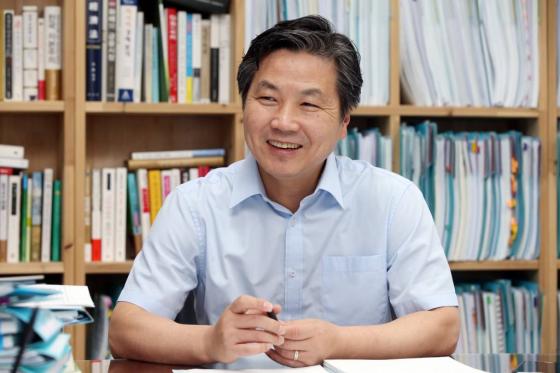 홍종학 새정치연합 의원이 18일 머니투데이 더300(the300)과 인터뷰하는 모습. /사진=머니투데이