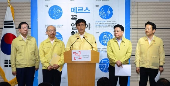 안희정 충남도지사가 7일 정부세종청사 보건복지부에서 열린 메르스 확산방지를 위한 보건복지부 장관, 지방자치단체장 브리핑을 하고 있다. 왼쪽부터 박원순 서울시장, 문형표 보건복지부 장관, 안희정 충남도지사, 권선택 대전시장, 남경필 경기도지사2015.6.7/뉴스1  <저작권자 © 뉴스1코리아, 무단전재 및 재배포 금지>