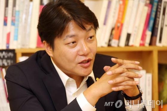 20일 홍대 후마니타스 책다방에서 인터뷰 중인 조성주 정의당 당 대표 후보/ 사진=임성균 기자