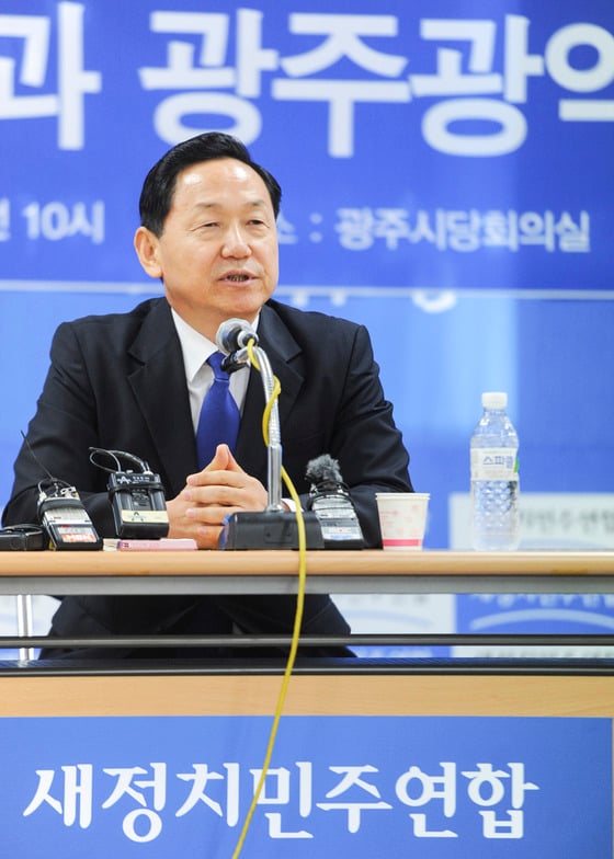 지난 22일 오전 새정치민주연합 광주시당에서 열린 광주지역 광역의원 간담회에서 새정치민주연합 김상곤 혁신위원장이 인사말을 하고 있다. 2015.6.22/사진=뉴스1