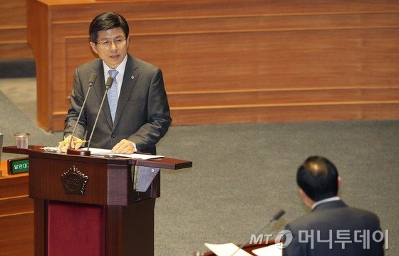 황교안 국무총리가 23일 서울 여의도 국회에서 열린 교육·사회·문화 분야 대정부질문에 출석해 의원들의 질의에 답하고 있다. 2015.6.23/뉴스1 <저작권자 © 뉴스1코리아, 무단전재 및 재배포 금지>