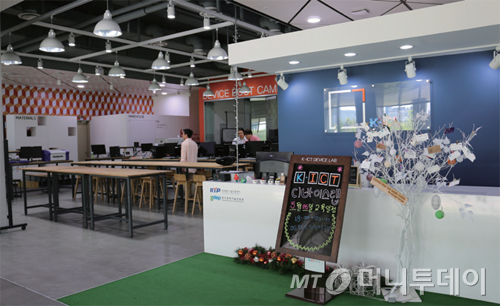 팹랩 서울에는 초등학생부터 성인, 외국인 등 나이와 국적을 불문하고 다양한 사람들이 방문한다.