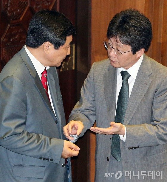 유승민 새누리당 원내대표와 이종걸 새정치민주연합 원내대표가 23일 서울 여의도 국회에서 열린 대정부질문 도중 굳은 얼굴로 대화를 나누고 있다./사진=뉴스1