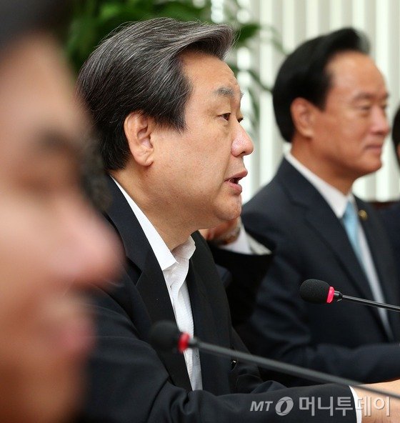 새누리당 김무성 대표가 24일 서울 여의도 국회에서 열린 최고중진연석회의에서 모두발언을 하고 있다. 2015.6.24/뉴스1 <저작권자 © 뉴스1코리아, 무단전재 및 재배포 금지>