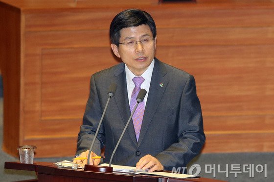 황교안 국무총리가 24일 오전 서울 여의도 국회에서 열린 본회의 정치에 관한 대정부 질문에서 서영교 새정치민주연합 의원의 메르스(중동호흡기증후군) 관련 질의에 답하고 있다. 2015.6.24/뉴스1 <저작권자 © 뉴스1코리아, 무단전재 및 재배포 금지>